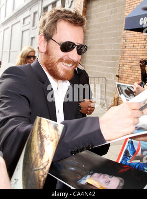 6 juin 2012 - New York, New York, États-Unis - l'acteur Michael FASSBENDER, signe des autographes pour les fans lors de sa comparution sur 'The Daily Show avec Jon Stewart. (Crédit Image : © Kaszerman ZUMAPRESS.com)/Nancy Banque D'Images