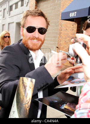 6 juin 2012 - New York, New York, États-Unis - l'acteur Michael FASSBENDER, signe des autographes pour les fans lors de sa comparution sur 'The Daily Show avec Jon Stewart. (Crédit Image : © Kaszerman ZUMAPRESS.com)/Nancy Banque D'Images