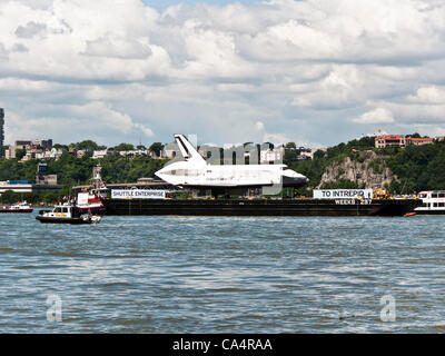 Barge transportant navette spatiale Enterprise arrive au courant de l'Intrepid Museum d'accostage le fleuve Hudson contre toile du New Jersey Palisades Banque D'Images