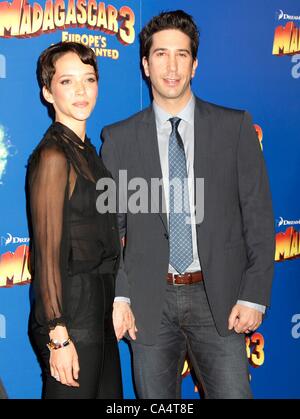 David Schwimmer, femme au niveau des arrivées pour Madagascar 3 : EUROPE'S Most Wanted Premiere, le Ziegfeld Theatre, New York, NY Le 7 juin 2012. Photo par : F. Burton Patrick/Everett Collection Banque D'Images