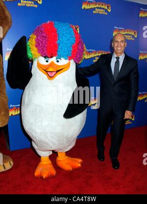 Arrivées à Jeffrey Katzenberg pour Madagascar 3 : EUROPE'S Most Wanted Premiere, le Ziegfeld Theatre, New York, NY Le 7 juin 2012. Photo par : F. Burton Patrick/Everett Collection Banque D'Images