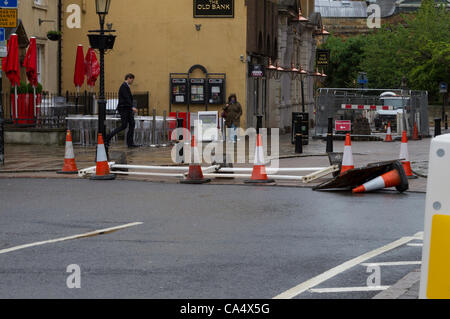 Northampton, Royaume-Uni. Vendredi 8 juin 2012. Débris de cônes et souffler dans les rues comme les fortes pluies et vents forts frapper Northampton. Ce temps est unseasonal pour juin. Banque D'Images