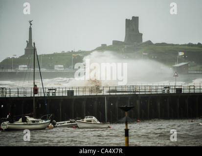 Des vents forts et une mer lash la ville balnéaire d'Aberysytwyth UK. De grandes parties du pays de Galles ont été touchées par les tempêtes d'été, avec de fortes pluies et vents 60mph devraient avoir des répercussions sur une grande partie de la nation. 8 juin 2012 Galles Aberystwyth UK. Banque D'Images