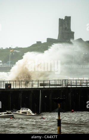 Des vents forts et une mer lash la ville balnéaire d'Aberysytwyth UK. De grandes parties du pays de Galles ont été touchées par les tempêtes d'été, avec de fortes pluies et vents 60mph devraient avoir des répercussions sur une grande partie de la nation. 8 juin 2012 Galles Aberystwyth UK. Banque D'Images