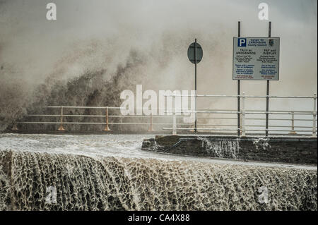 Des vents forts et une mer lash la ville balnéaire d'Aberysytwyth UK. De grandes parties du pays de Galles ont été touchées par les tempêtes d'été, avec de fortes pluies et vents 60mph devraient avoir des répercussions sur une grande partie de la nation. 8 juin 2012 Galles Aberystwyth UK. Banque D'Images