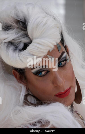 Un artiste israélien de drag queen en forme de maquillage lourd lors du défilé annuel de fierté LGBT tel Aviv a également appelé « Love Parade » dans le cadre de l'observance internationale du mois de la fierté gay. Israël Banque D'Images
