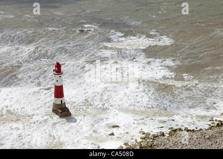 Les tempêtes juin lash la côte sud à Beachy Head East Sussex UK 8 juin 2012 Beachy Head, être touché par d'importantes vagues de soufflé dans la Manche Banque D'Images