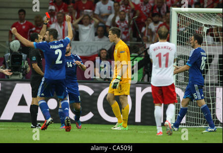 08.06.2012. Varsovie, Pologne. EURO 2012, championnat d'Europe de football, la Pologne contre la Grèce. La pénalité est donné par Arsenal gardien Wojciech Szczesny qui a été envoyé pour un défi Banque D'Images