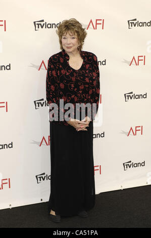 8 juin 2012 - Hollywood, Californie, États-Unis - Shirley MacLaine durant la TV Land Présentation de la 37e assemblée annuelle JEAN DUTOURD hommage à Shirley MacLaine, le 7 juin 2012, à l'image de Sony Studios, à Culver City, en Californie.(Image Crédit : Â© Michael Germana/Globe Photos/ZUMAPRESS.com Banque D'Images