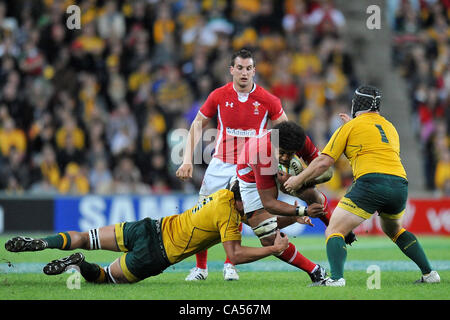 09.06.2012 Brisbane, Australie. Toby Faletau passe dans la défense australienne pendant la premier test match entre l'Australie et le Pays de Galles du stade Suncorp Banque D'Images