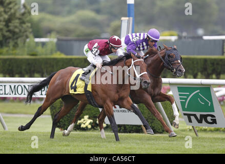 9 juin 2012 - Elmont, NY, États-Unis - le 9 juin 2012. # 4 Définir, l'IRAD Ortiz Jr., BAT # 6 Allée impitoyable (intérieur), Edgar Prado, dans la photo d'arrivée pour gagner la race 4, 1 1/16 miles sur l'intérieur de gazon pour filles et trois vers le haut. Belmont Park à Elmont, New York. Â©Joan Fairman Kanes/Eclipsesportswire (CRE Banque D'Images