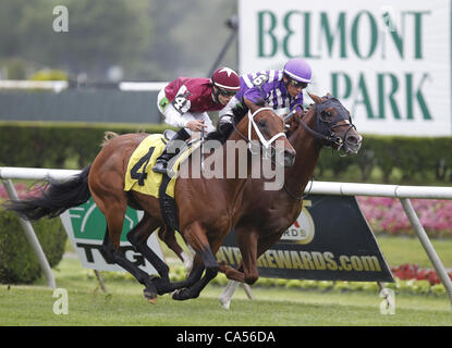 9 juin 2012 - Elmont, NY, États-Unis - le 9 juin 2012. # 4 Définir, l'IRAD Ortiz Jr., BAT # 6 Allée impitoyable (intérieur), Edgar Prado, dans la photo d'arrivée pour gagner la race 4, 1 1/16 miles sur l'intérieur de gazon pour filles et trois vers le haut. Belmont Park à Elmont, New York. Â©Joan Fairman Kanes/Eclipsesportswire (CRE Banque D'Images