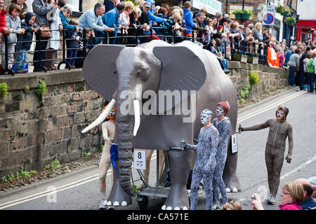 Samedi 9 juin 2012. Knaresborough, Yorkshire, UK. Le Grand Lit de Knaresborough procession de course passe le long de High Street. Knaresborough La course est un événement annuel organisé par les Lions de Knaresborough. La procession thème cette année olympique est des Nations Unies. Tous les profits iront à des Lions Fonds de charité. Banque D'Images