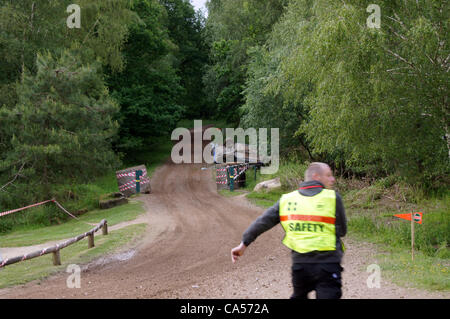 Le maréchal de sécurité jusqu'à la Peugeot 309 conduite par Nigel Hunt avec Andy Wright en tant que co-pilote qui s'est écrasé après avoir heurté une ornière sur la piste en forêt avant le tour 18 sur le Sherwood Pines stade. Banque D'Images