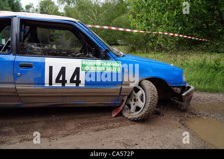 Dommages à la Peugeot 309 qui a été conduit par Nigel Hunt avec Andy Wright en tant que co-pilote après il s'est écrasé alors qu'il a frappé une ornière dans la piste en forêt avant le tour 18 sur le Sherwood Pines stade. Banque D'Images