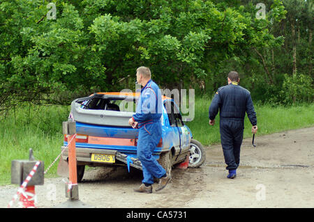 Dommages à la Peugeot 309 qui a été conduit par Nigel Hunt avec Andy Wright en tant que co-pilote après il s'est écrasé alors qu'il a frappé une ornière dans la piste en forêt avant le tour 18 sur le Sherwood Pines stade. Banque D'Images