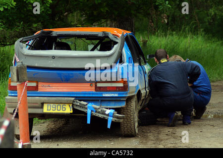 Dommages à la Peugeot 309 qui a été conduit par Nigel Hunt avec Andy Wright en tant que co-pilote après il s'est écrasé alors qu'il a frappé une ornière dans la piste en forêt avant le tour 18 sur le Sherwood Pines stade. Banque D'Images