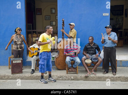 16 mai 2012 - Baracoa, États-Unis - Les musiciens peuvent être trouvés à l'intérieur et l'extérieur de la scène cubaine à travers villes et villages, avec de la musique et de la danse d'une grande partie de l'countryÃ•s la culture ici, musiciens exécutent devant un bar de Baracoa. (Crédit Image : © PJ Heller/ZUMAPRESS.com) Banque D'Images