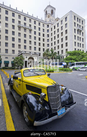 19 mai 2012 - La Havane, États-Unis - un taxi classique se trouve en face de l'Hôtel Nacional de Cuba. L'hôtel, qui a ouvert ses portes en 1930 et est un monument national, a été conçu par les architectes qui ont conçu les Breakers de Palm Beach, en Floride, qu'il ressemble beaucoup. Visiteurs célèbres à l'Hôtel Nacional i Banque D'Images