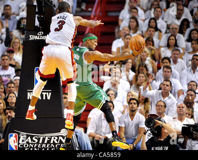 9 juin 2012 - Miami, Floride - Floride, USA - Etats-Unis - Miami --- fl-chaleur-celtics-0609c--le Miami Heat Boston Celtics pour accueillir le match sept de la conférence orientale finales à l'American Airlines Arena. Dwyane Wade se fait comme en suspension dans l'Boston Rajon Rondo va pour l'Ave Maria tourné dans la deuxième Banque D'Images