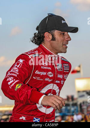 9 juin 2012 - Fort Worth, Texas, États-Unis d'Amérique - Dario Franchitti (10) conducteur de l'électrificateur de voiture, en action au cours de l'Izod Indycar Firestone 550 race à la Texas Motor Speedway à Fort Worth, au Texas. Justin Wilson (18) conducteur de la Sonny's BBQ location remporte la course 550 Firestone. (Crédit Imag Banque D'Images