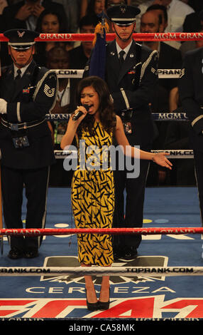 Las Vegas, Nevada, USA - American Idol saison 11 runner-up Jessica Sanchez a chanté l'hymne national devant une foule énergique au MGM Grand Garden Arena de Las Vegas, le 9 juin 2012. Des milliers étaient présents pour regarder Manny Pacquiao et Timothy Bradley bataille pour le monde WBO Welte Banque D'Images