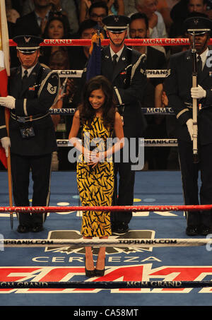 Las Vegas, Nevada, USA - American Idol saison 11 runner-up Jessica Sanchez a chanté l'hymne national devant une foule énergique au MGM Grand Garden Arena de Las Vegas, le 9 juin 2012. Des milliers étaient présents pour regarder Manny Pacquiao et Timothy Bradley bataille pour le monde WBO Welte Banque D'Images