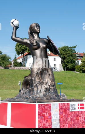 Sirène (symbole de Varsovie) statue avec drapeau danois debout dans Varsovie, Pologne pendant l'Euro 2012 Championnat. 16 monuments à symbole de la ville ont été placés à Varsovie pour accueillir les amateurs de football de toute l'Europe. 10 Juin 2012 Banque D'Images