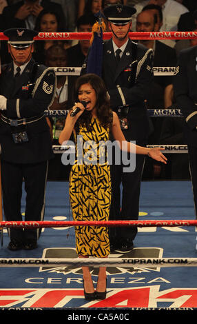 10 juin 2012 - Las Vegas, Nevada, USA - American Idol saison 11 runner-up JESSICA SANCHEZ a chanté l'hymne national devant une foule énergique au MGM Grand Garden Arena de Las Vegas. Des milliers étaient présents pour regarder Manny Pacquiao et Timothy Bradley bataille pour le monde des champions Champion WBO Banque D'Images