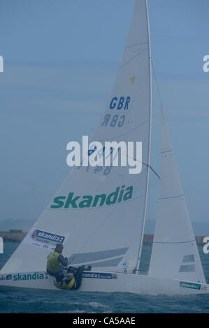 9.06.2012 Weymouth, Angleterre. Skandia Sail for Gold Regatta. La société britannique Iain Percy et Andrew Simpson, Star Medal Race en action à Weymouth et Portland Bay. Banque D'Images