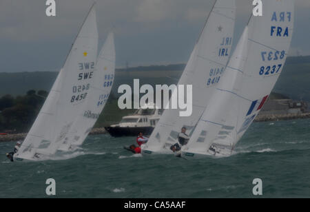 9.06.2012 Weymouth, Angleterre. Skandia Sail for Gold Regatta. La Suède Fredrix Loof, Max, Saliminen France's Xavier Rohart, Pierre Alexis Ponsot, Ireland's Peter O'Leary, David Burrows, et la société britannique Iain Percy, Andrew Simpson, Star Medal Race en action à Weymouth et Portland Bay. Banque D'Images