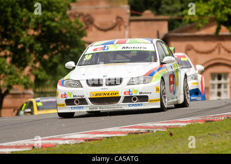 10.06.2012, Oulton Park, Tom Onslow-Cole conduisant le ebay motors BMW 320i E90 au coin du dimanche au cours Lodge dans le Raceday British Touring Car Championship 2012. Banque D'Images