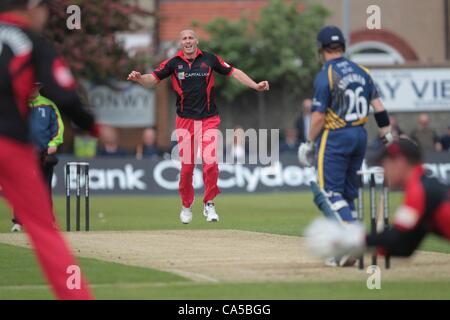 10.06.2012 Pays de Galles Colwyn Bay. Simon Jones watches Glamorgan Le Capitaine Mark Wallace attraper la balle au cours de la Clydesdale Bank 40 Correspondance entre les Dragons gallois et Durham Dynamos de Colwyn Bay. Banque D'Images