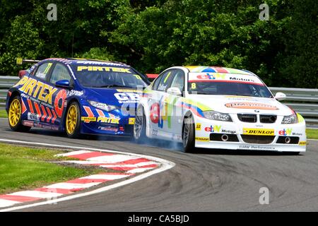 10.06.2012 Oulton Park, en Angleterre. Rob Collard dans son eBay Motors BMW 320si E90 (S2000  + CTGN moteur) et Andrew Jordan dans sa Pirtek Racing Honda Civic (CTGN) en action au cours de séries 10, 11 et 12 de la Dunlop British Touring Car Championship. Banque D'Images