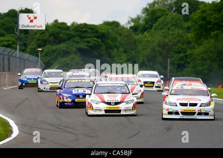 10.06.2012 Oulton Park, en Angleterre. Rob Collard dans son eBay Motors BMW 320si E90 (S2000  + CTGN moteur) et Matt Neal dans sa Honda Civic Honda Racing Yuasa (CTGN) en action au cours de séries 10, 11 et 12 de la Dunlop British Touring Car Championship. Banque D'Images