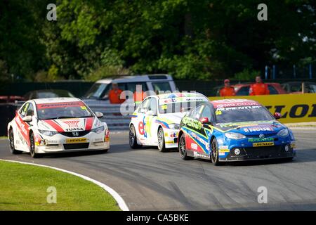 10.06.2012 Oulton Park, en Angleterre. Jason Plato dans son élan Course MG MG KX6 GT (CTGN), Tom Onslow-Cole dans son eBay Motors BMW 320si E90 (S2000  + CTGN moteur) et Gordon Shedden dans sa Honda Civic Honda Racing Yuasa (CTGN) en action au cours de séries 10, 11 et 12 de la Dunlop'La Cham Banque D'Images