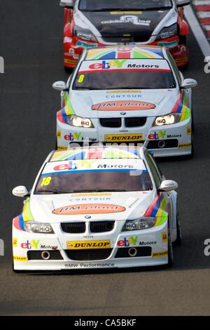 10.06.2012 Oulton Park, en Angleterre. 28 et Rob Collard dans son eBay Motors BMW 320si E90 (S2000  + CTGN moteur) en action au cours de séries 10, 11 et 12 de la Dunlop British Touring Car Championship. Banque D'Images