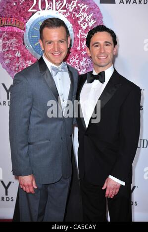 Guest, Christopher Gattelli aux arrivées pour la 66e Assemblée Annuelle des Tony Awards - Arrivals, Beacon Theater, New York, NY Le 10 juin 2012. Photo par : Gregorio T. Binuya/Everett Collection Banque D'Images