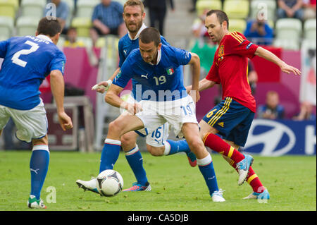 Leonardo Bonucci (ITA), Andres Iniesta (ESP), 10 juin 2012 - Football : UEFA EURO 2012 match du groupe C entre l'Espagne 1-1 de l'Italie à l'Arena Gdansk à Gdansk, Pologne. (Photo de Maurizio Borsari/AFLO) [0855] Banque D'Images