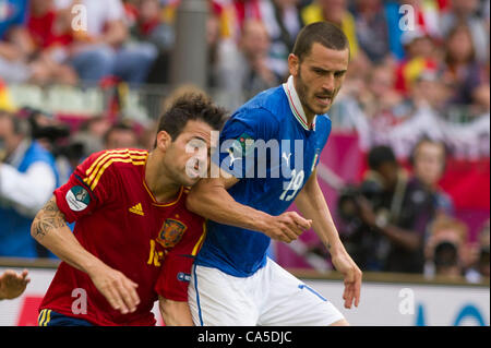 Cesc Fabregas (ESP), Leonardo Bonucci (ITA), 10 juin 2012 - Football : UEFA EURO 2012 match du groupe C entre l'Espagne 1-1 de l'Italie à l'Arena Gdansk à Gdansk, Pologne. (Photo de Maurizio Borsari/AFLO) [0855] Banque D'Images