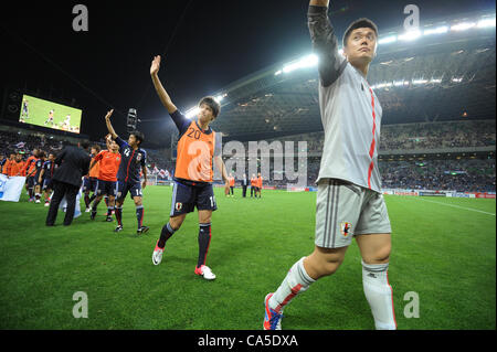 (R-L) Eiji Kawashima, Ryo Miyaichi, Kengo Nakamura (JPN), le 8 juin 2012 - Football / Soccer : Eiji Kawashima, Ryo Miyaichi et Kengo Nakamura du Japon vague à fans après la Coupe du Monde FIFA 2014 ronde finale de qualification asiatique match du groupe B entre le Japon Jordanie 6-0 à Saitama Stadium 2002 à Saitama, Jap Banque D'Images