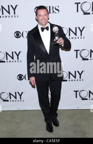 Hugh Jackman dans la salle de presse pour la 66e Tony Awards annuels - SALLE DE PRESSE, Beacon Theater, New York, NY Le 10 juin 2012. Photo par : Andres Otero/Everett Collection Banque D'Images