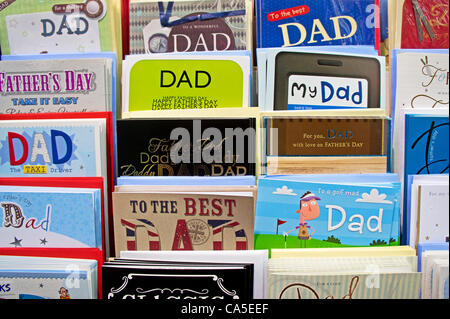 Cartes de fête des pères en vente dans une boutique de cartes uk Banque D'Images