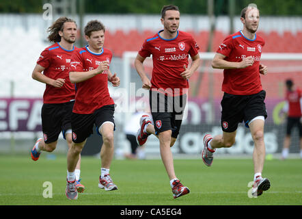 Les joueurs de soccer national tchèque (de gauche à droite) Petr Jiracek, Vaclav Pilar, Tomas Sivok et Roman Hubnik s'entraînent durant l'EURO 2012, Wroclaw, Pologne, le 9 juin 2012. (Photo/CTK Katerina Sulova) Banque D'Images