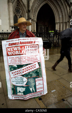 11 juin 2012. Londres, Royaume-Uni. News du monde ancien photographe Ian Cutler, démontre au cours de l'enquête Leveson avec une pancarte disant 'Quand Leveson entendre mon témoignage ? J'ai truqué stories pendant 20 ans et Murdoch savait. www.cameraassassin.co.uk' en dehors de la Royal Courts of Justice dans Strand Banque D'Images