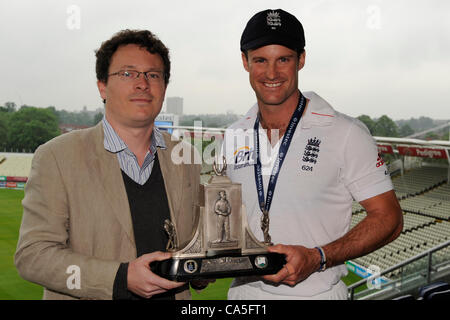 Le 11/06/2012 Birmingham, Angleterre, Royaume-Uni. Le capitaine de l'Angleterre Andrew Strauss avec l'Wisden trophée pour l'équipe gagnante lors de la remise d'un trophée lors de la troisième et dernière Investec Test Cricket entre l'Angleterre et Antilles, joué à Edgbaston Cricket Ground. Banque D'Images