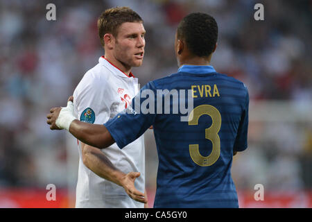 11.06.2012. Donetsk, Ukraine. France's Patrice Evra (R) parle de l'Angleterre James Milner pendant l'UEFA EURO 2012 GROUPE D match de foot France contre l'Angleterre à la Donbass Arena de Donetsk, Ukraine, 11 juin 2012. Banque D'Images