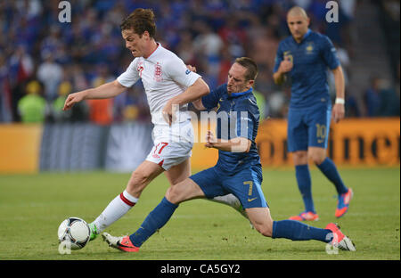 11.06.2012. Donetsk, Ukraine. France's Franck Ribery(R) et l'Angleterre's Scott Parker défi pour la balle pendant l'UEFA EURO 2012 GROUPE D match de foot France contre l'Angleterre à la Donbass Arena de Donetsk, Ukraine, 11 juin 2012. Banque D'Images