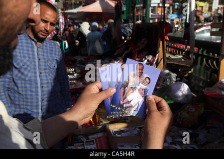 Le 11 juin 2012 - Le Caire, Le Caire, Égypte - un homme manipulé numériquement afficher photos illustrant l'ancien président égyptien Hosni Moubarak et le maréchal Mohamed Hussein Tantaoui, à la place Tahrir au Caire le 11 juin 2012 (Crédit Image : © Majdi Fathi/APA Images/ZUMAPRESS.com) Banque D'Images