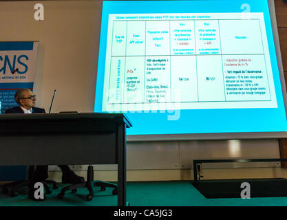 Les experts du SIDA réunis aujourd'hui, du Conseil national français sur le SIDA, le Prof. Patrick Yeni, a expliqué sa position sur l'utilisation de la prudence avant d'approuver la recherche PrEP dans l'étude clinique ANRS IPERGAY, Paris, France, scientifiques partageant, la recherche sur le vih SIDA, médecins épidémiques, présentation essais cliniques sur écran, diapositives de réunion Banque D'Images